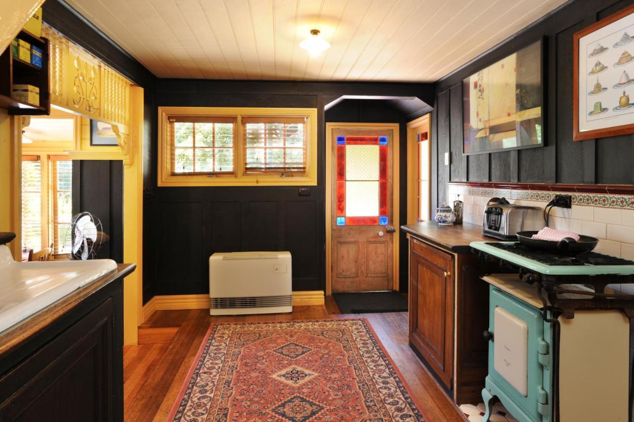 Como Cottage Accommodation Olinda Exterior photo
